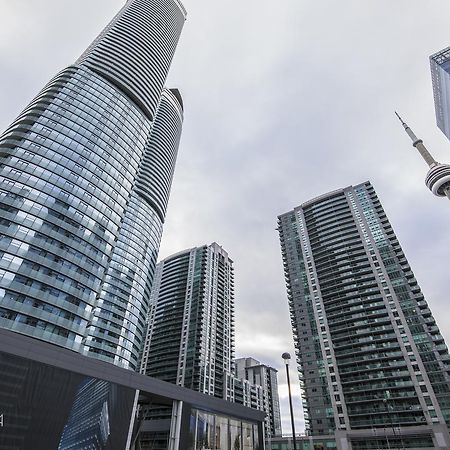 Royal Stays Condominiums - Upscale Downtown Suites Торонто Екстериор снимка