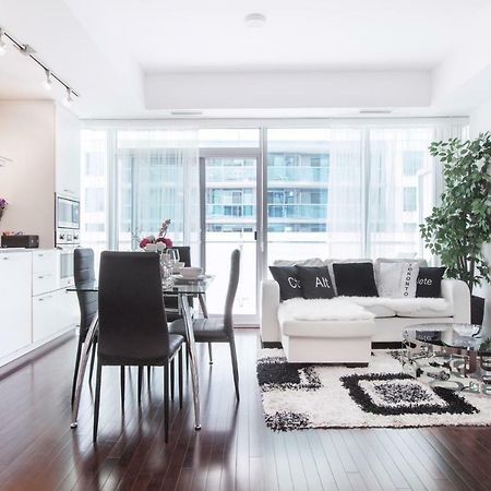 Royal Stays Condominiums - Upscale Downtown Suites Торонто Екстериор снимка