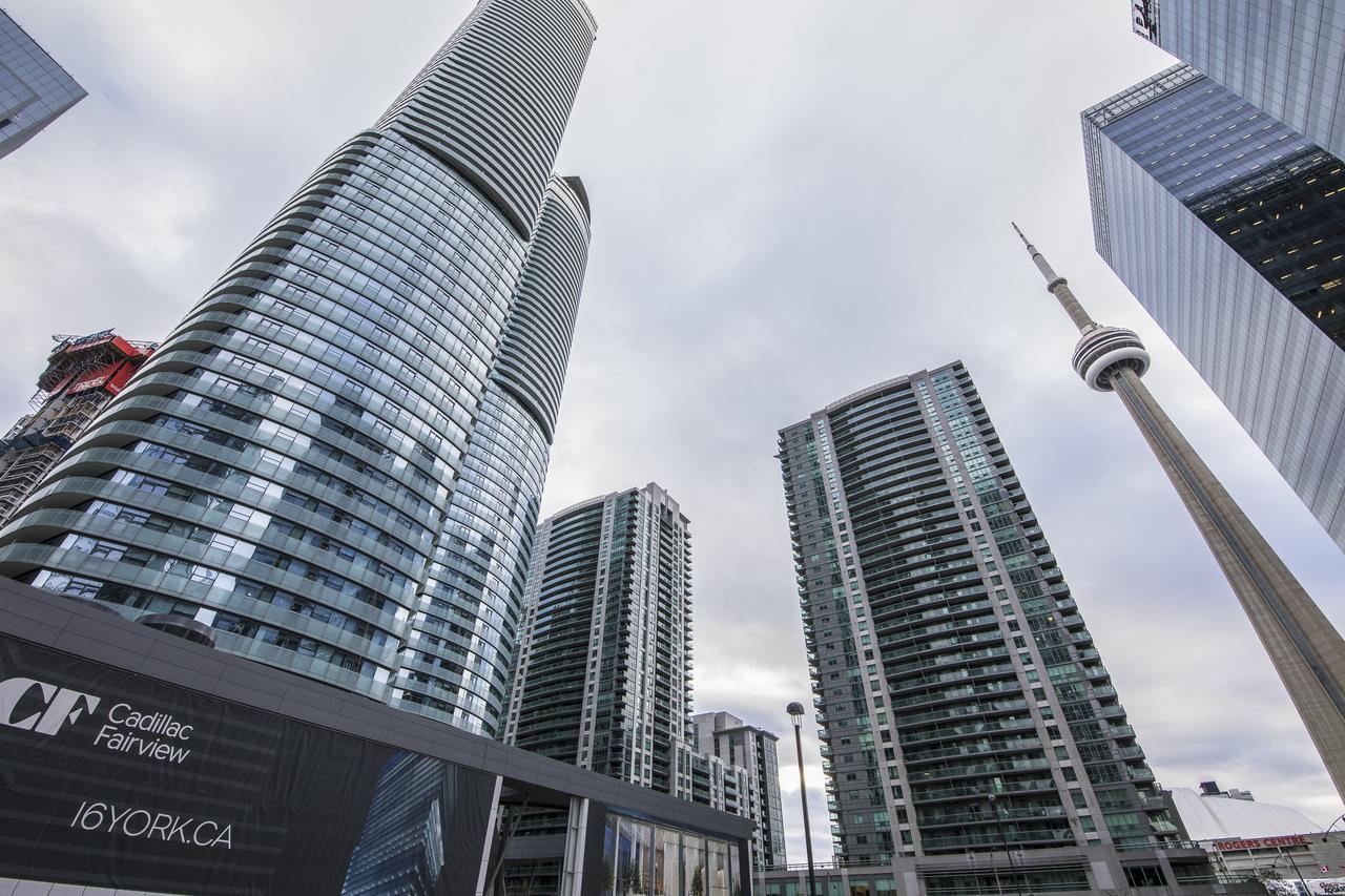 Royal Stays Condominiums - Upscale Downtown Suites Торонто Екстериор снимка