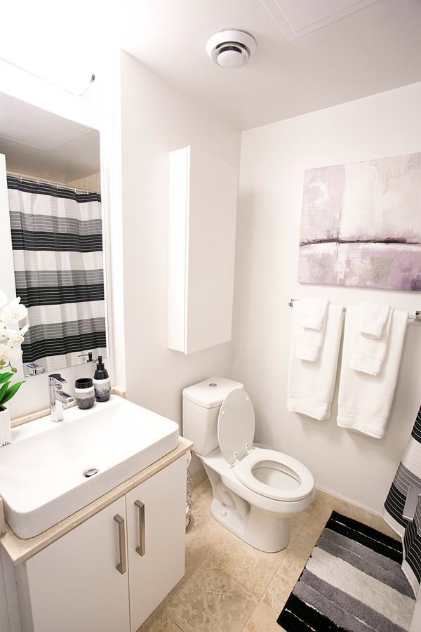 Royal Stays Condominiums - Upscale Downtown Suites Торонто Екстериор снимка