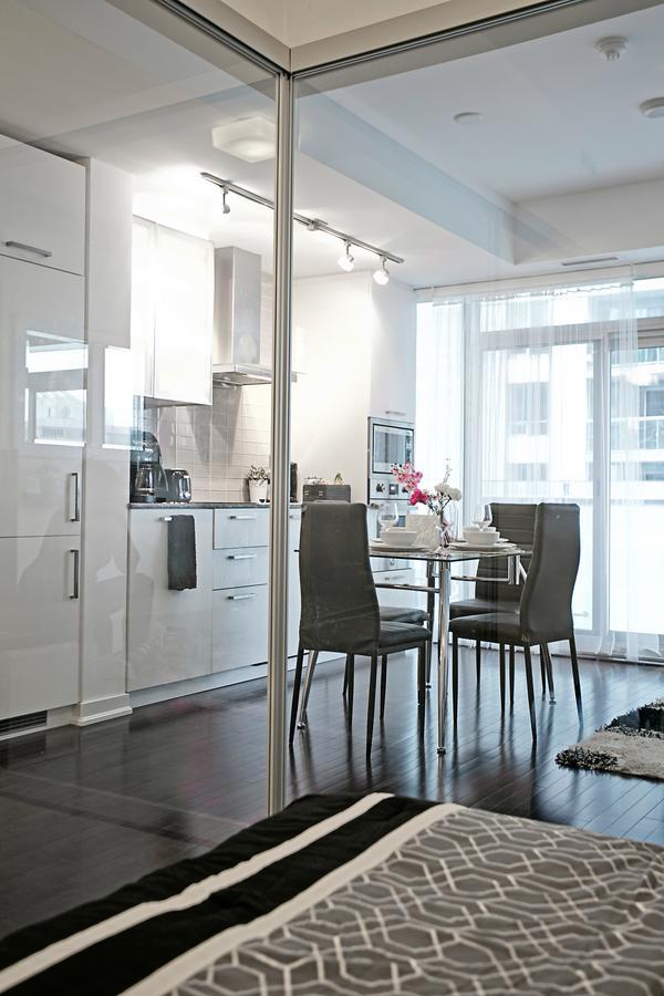 Royal Stays Condominiums - Upscale Downtown Suites Торонто Екстериор снимка
