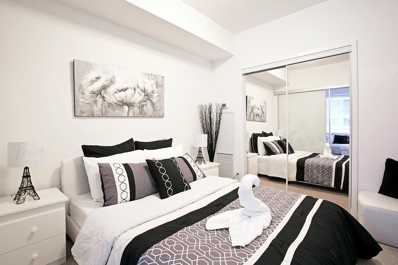 Royal Stays Condominiums - Upscale Downtown Suites Торонто Екстериор снимка