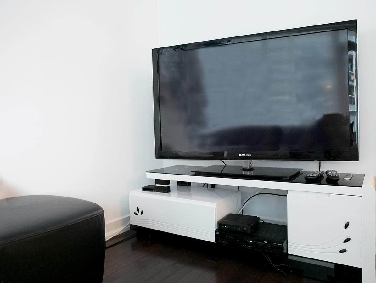 Royal Stays Condominiums - Upscale Downtown Suites Торонто Екстериор снимка