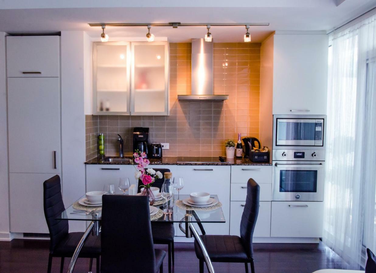 Royal Stays Condominiums - Upscale Downtown Suites Торонто Екстериор снимка
