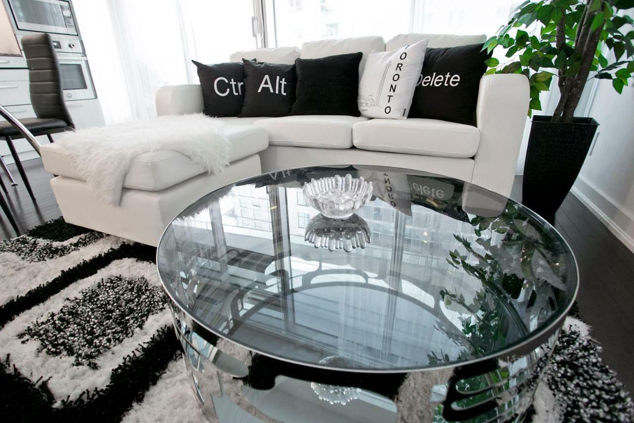 Royal Stays Condominiums - Upscale Downtown Suites Торонто Екстериор снимка
